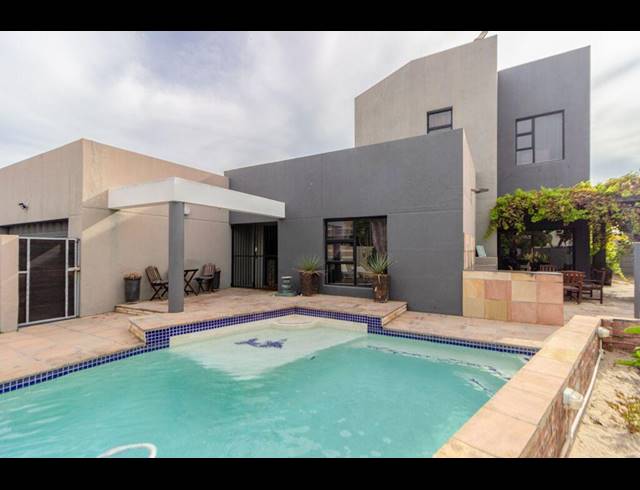 4 BEDROOM FREESTANDING TO LET IN PARKLANDS
